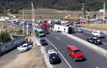 Vuelca autobús en Acambay; 20 pasajeros heridos, 4 son niños