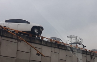 #Precaución: Vehículo queda colgado en puente de la Toluca-Naucalpan