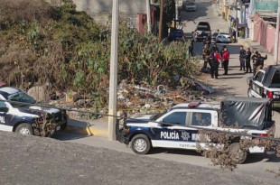Elementos de seguridad resguardan la zona del hallazgo en la colonia Ampliación Las Torres, en Tultitlán