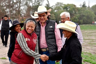 Gira de trabajo conjunta, el alcalde y la funcionaria estatal supervisaron el rastreo de caminos sacacosecha