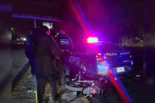 Según el reporte preliminar, el conductor de aproximadamente 25 años perdió la vida tras el choque, confirmado por la ambulancia MEX-586 de la Cruz Roja.
