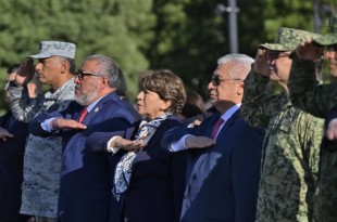 La mandataria estatal encabezó la eremonia de izamiento de bandera en la capital mexiquense