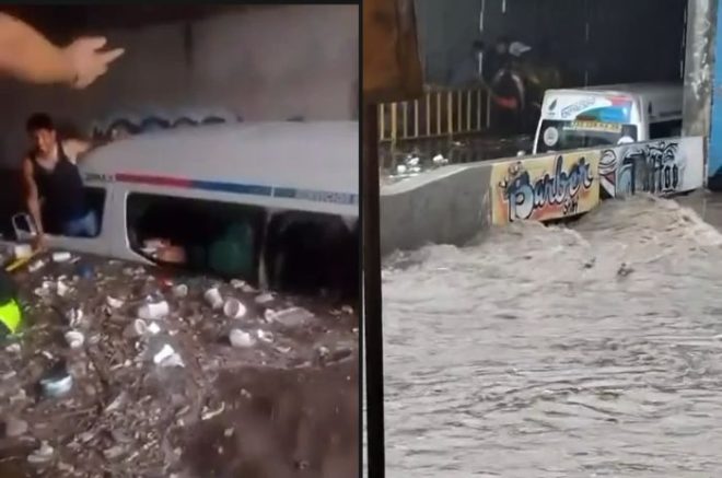 Combi de transporte público quedó atrapada bajo un bajo puente tras las fuertes lluvias.