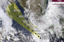Actualmente, Flossie se localiza a 390 kilómetros al sur de Acapulco, Guerrero, y a 780 km de Manzanillo, Colima, con vientos sostenidos de 65 km/h.