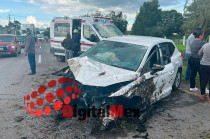 Tras el impacto, la camioneta salió proyectada de la carretera y terminó a un costado de la vialidad.