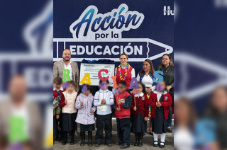 Romina Contreras con directivos y estudiantes de plantel escolar.