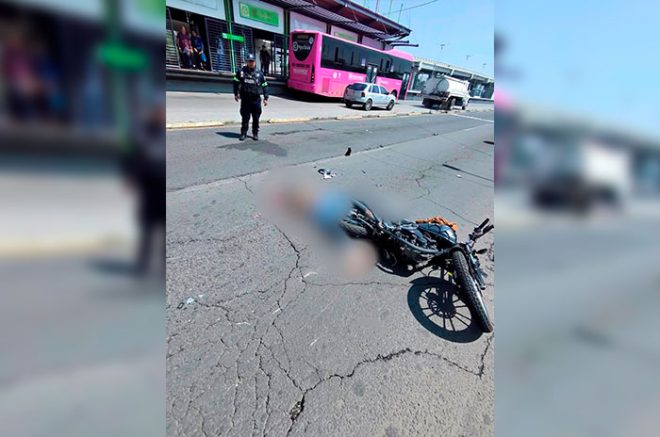 La circulación en Avenida Central, frente a la estación Hospital del Mexibús, fue parcialmente cerrada mientras autoridades realizaban las diligencias tras el accidente en el que un motociclista murió.