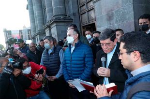 Al llegar al monumento a la Bandera, Martínez Carbajal entregó mochilas que contenían una gorra, playera y un cilindro para agua.