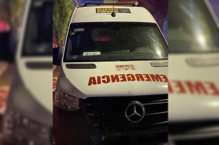 Una ambulancia permaneció en el lugar mientras peritos realizaban el levantamiento del cuerpo.