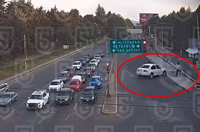 #Video: Automovilista pierde control e impacta contra valla en #Metepec