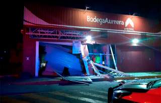 Unos sujetos derribaron la puerta de una tienda de autoservicio con la intención de sustraer la caja fuerte