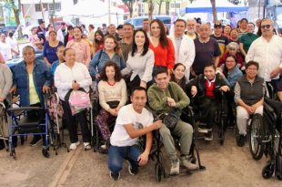 DIF Metepec entrega aparatos funcionales para mejorar la movilidad.