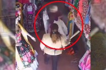 La señora confrontó a la comerciante mayor y la atacó con un bate tras una discusión.