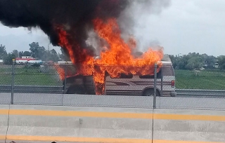 Arde camioneta en la Texcoco-Pirámides