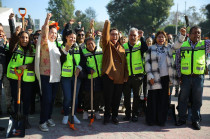 Azucena Cisneros Coss, presidenta municipal de Ecatepec, dio el banderazo de inicio al programa Camellones Seguros.