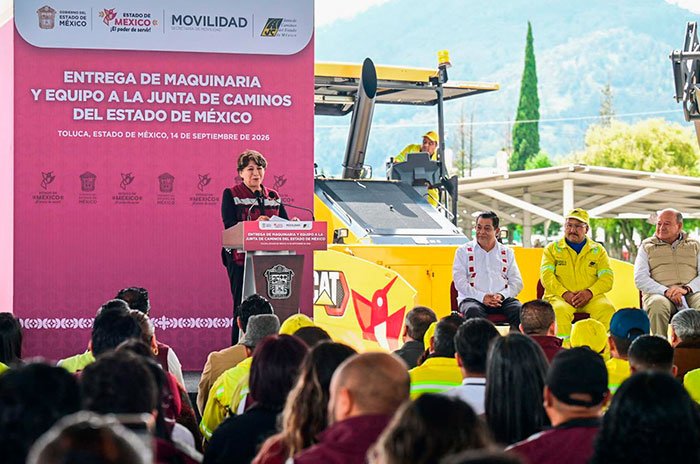 Delfina Gómez encabezó la entrega de nueva maquinaria destinada a fortalecer los trabajos de pavimentación y reconstrucción de la red carretera del Edoméx.