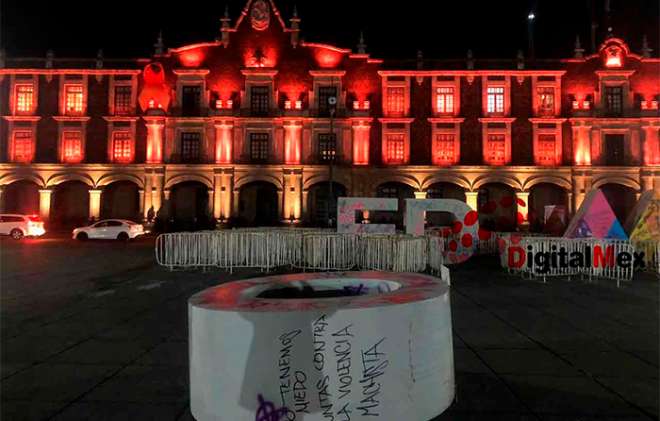 Un grupo rodó por la plaza una de las letras a manera de protesta, ahí se quedó la “O” tirada, con la leyenda “Tenemos miedo&quot;