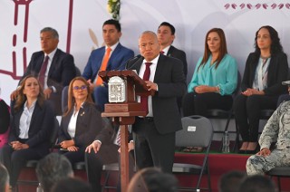 El acto coincidió con el Aniversario de la Promulgación de la Constitución de 1917, recordando los logros de la Revolución Mexicana.