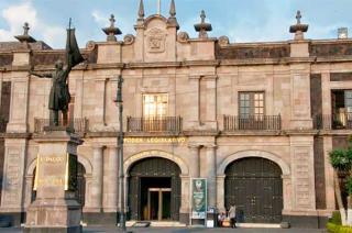 Ni siquiera se le proporcionó equipo de trabajo para desempeñarse.