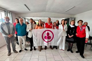 Integrantes de la Cruz Roja Mexicana, Delegación Toluca, reciben la Bandera de la Paz durante el acto conmemorativo por el Día Internacional de la Paz.