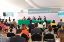 Integrantes del Consejo Universitario durante la sesión de abril