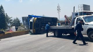 La mercancía quedó regada en un terreno aledaño a la carretera.