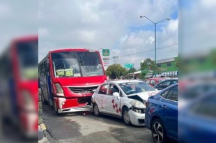 En el lugar quedaron involucrados un autobús del transporte público de pasajeros, un taxi y un coche particular.