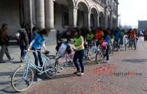 Mujeres integrantes de Bicionarias Mujeres al Manubrio, apoyan a otras mujeres a través del programa piloto denominado “Sana Sana la Bici Me Salva”