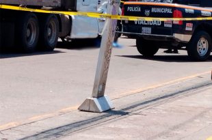 Una mujer falleció luego de ser embestida por un tráiler cuando viajaba en motocicleta junto con un menor de edad en San Pablo de las Salinas.