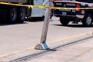 Una mujer falleció luego de ser embestida por un tráiler cuando viajaba en motocicleta junto con un menor de edad en San Pablo de las Salinas.
