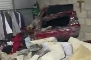 El automovilista perdió el control e impacto contra una casa