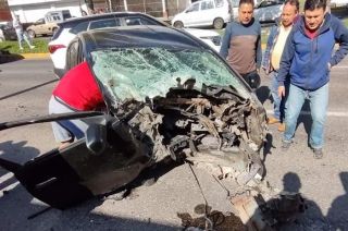 Se destroza vehículo en un accidente en Toluca