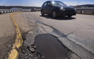 Automovilistas que circulan en los carriles de alta velocidad de la carretera Toluca-Palmilla piden a las autoridades ayuda con los baches