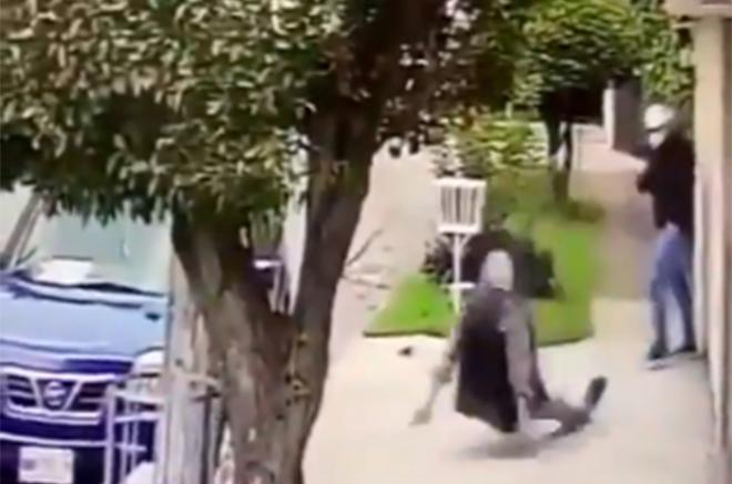 El delincuente lanza un disparo al aire y arremete contra él abuelito, que cae al piso