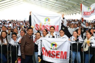 pie de foto Docentes afiliados al SMSEM, encabezados por Jenaro Martínez Reyes, acompañaron a la gobernadora Delfina Gómez Álvarez durante las presentaciones regionales de su Tercer Informe de Gobierno.