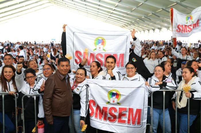 pie de foto Docentes afiliados al SMSEM, encabezados por Jenaro Martínez Reyes, acompañaron a la gobernadora Delfina Gómez Álvarez durante las presentaciones regionales de su Tercer Informe de Gobierno.