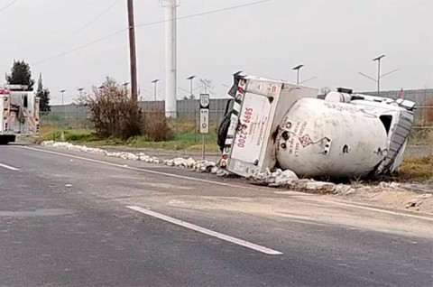 El operador perdió el control del vehículo, lo que provocó que la unidad volcara sobre su costado derecho.