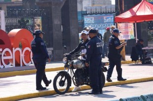 En el Bando Municipal de Policía y Gobierno 2025, se mandata el uso obligatorio del casco de protección; se prohíbe llevar más de un pasajero en motocicleta y el traslado de personas menores de 12 años. 