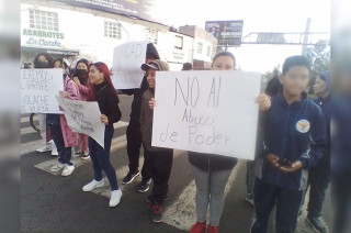 Estudiantes y padres de familia bloquean vialidad 