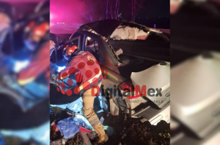 El automóvil Nissan Tiida quedó incrustado en la barra metálica de contención tras el accidente registrado en la carretera Toluca-Atlacomulco