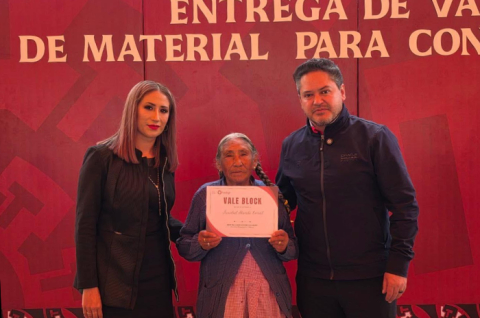 Omar Sánchez, presidente municipal de Calimaya, durante el evento de entrega de vales para materiales de construcción a familias del municipio