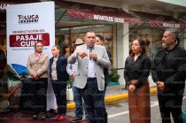 Ricardo Moreno Bastida, presidente municipal de Toluca, durante la entrega de los trabajos de rehabilitación del Pasaje Curi, en el Centro Histórico.