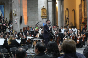 El maestro Gerardo Urbán y Fernández dirige a la Orquesta Filarmónica de Toluca