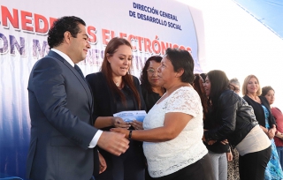 Inicia Huixquilucan entrega de monederos electrónicos a mujeres