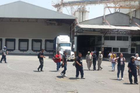 Trabajadores del sector industrial en el Estado de México durante su jornada laboral