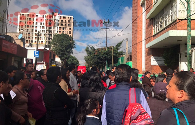 Bloquean calle padres de familia por falta de revisión a escuela