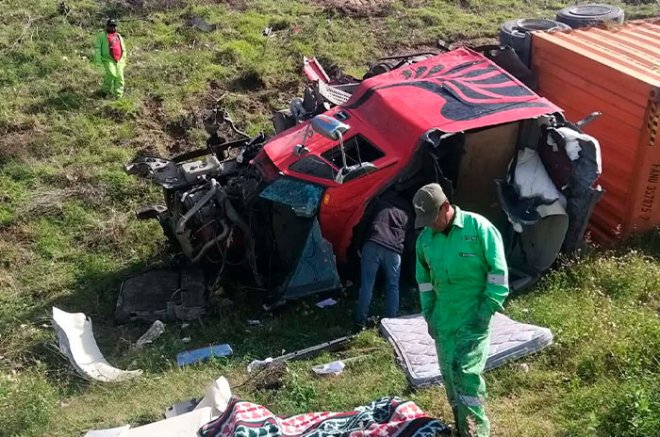 Tráiler vuelca tras quedarse sin frenos en Texcoco-Calpulalpan