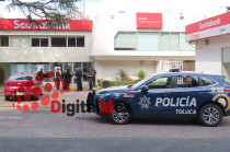 Patrullas y elementos de seguridad acudieron a Paseo Tollocan para atender el asalto cometido dentro de una sucursal bancaria.