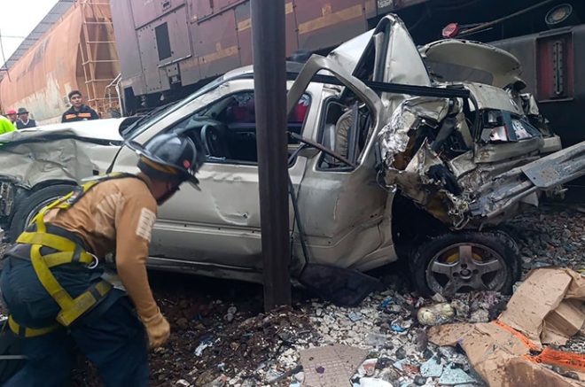 El vehículo fue arrastrado varios metros por el ferrocarril tras quedar detenido sobre las vías en Jardines de Morelos.