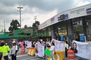 Familiares y vecinos de Aura Cristina Martínez bloquearon la caseta de la autopista Chamapa-Lechería.